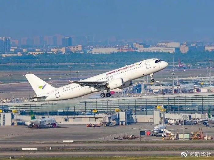 5月14日,即将交付的首架C919大飞机首飞试验成功