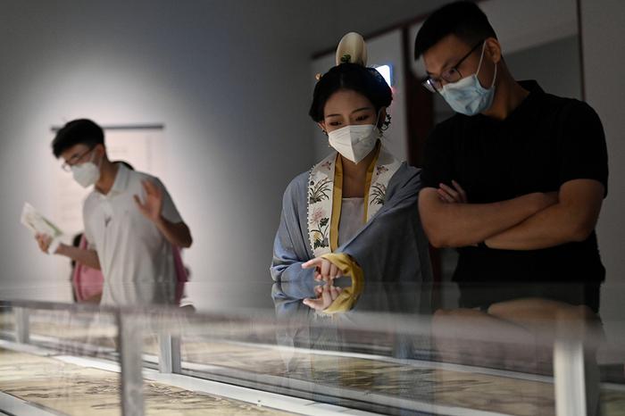 一周图片｜香港故宫文化博物馆开门迎客，市民穿汉服来了