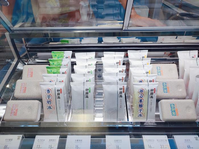 明码标价的钟薛高专卖店,位于上海武康大楼的“新国货品牌店”。