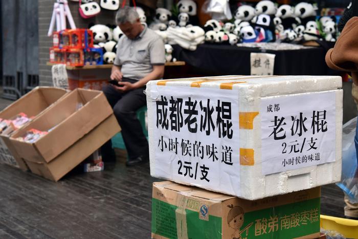 街头的小贩卖着小时候味道的冰棍,明码标价。人民视觉 图