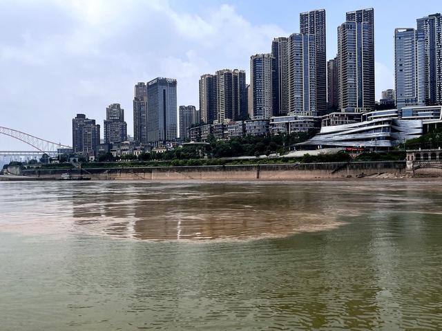 重庆两江交汇现“鸳鸯锅”景观 被侃打太极