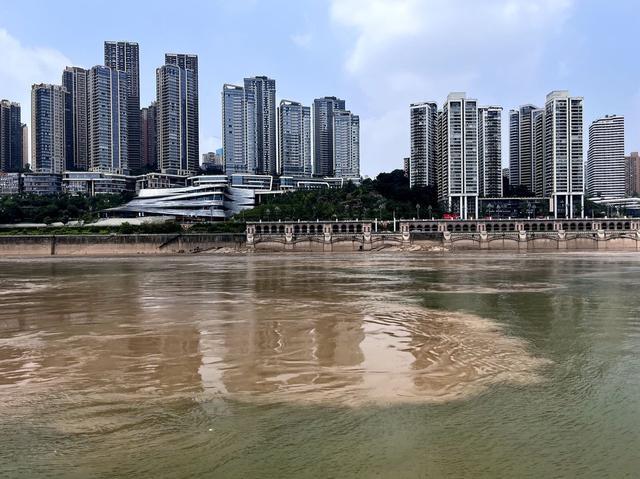 重庆两江交汇现“鸳鸯锅”景观 被侃打太极