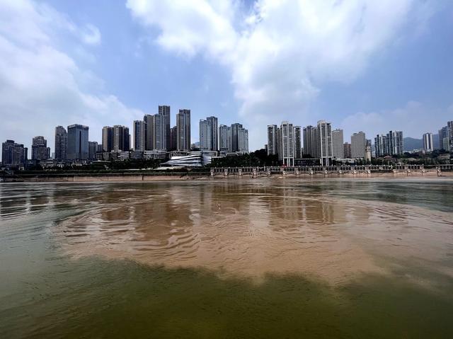 重庆两江交汇现“鸳鸯锅”景观 被侃打太极