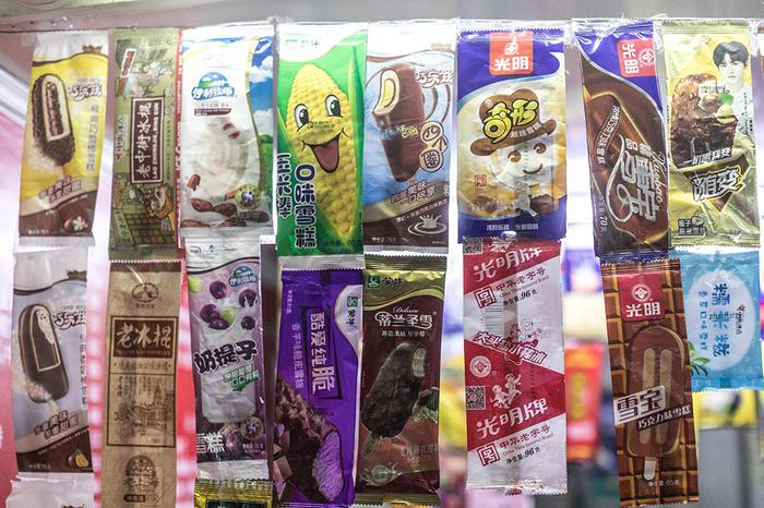 2019年7月24日,上海,一家店铺上悬挂的包装袋已经成为“绝版”。锐图-郑海鹏/视觉中国 资料图