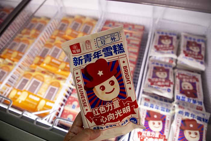 2022年6月30日,上海一大文创商店,光明牌新青年雪糕。IC 图