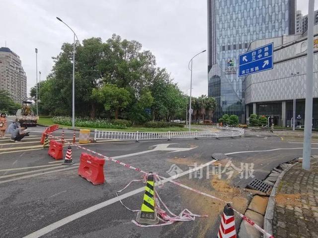 柳州市壶东大桥西道路成河流，路面有凹陷陷！这些地方停水、封路