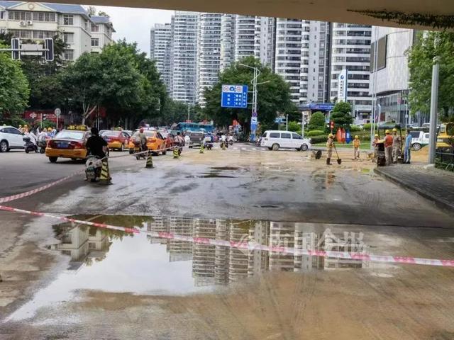 柳州市壶东大桥西道路成河流，路面有凹陷陷！这些地方停水、封路