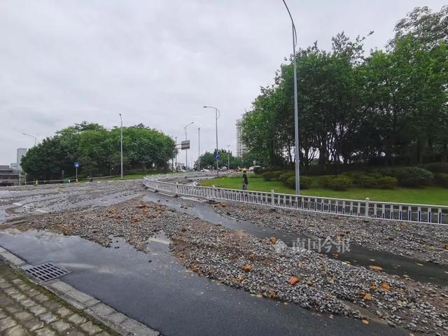 柳州市壶东大桥西道路成河流，路面有凹陷陷！这些地方停水、封路