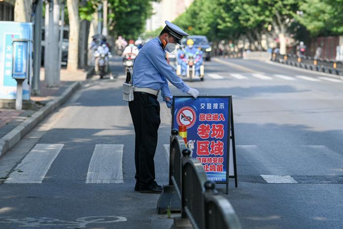 高考延期一个月后，上海学生疫情中奔赴考场