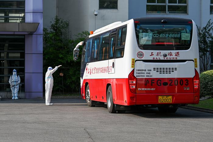 高考延期一个月后，上海学生疫情中奔赴考场