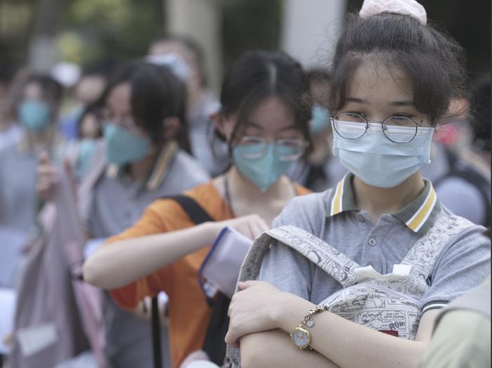 高考延期一个月后，上海学生疫情中奔赴考场