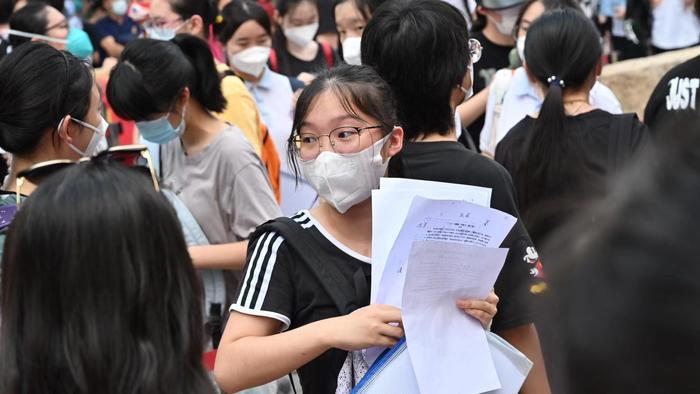 高考延期一个月后，上海学生疫情中奔赴考场