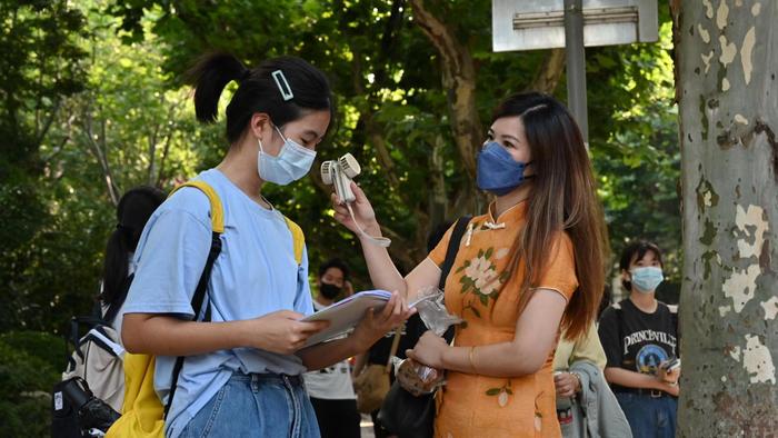 高考延期一个月后，上海学生疫情中奔赴考场