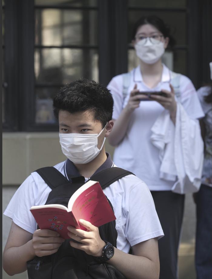 高考延期一个月后，上海学生疫情中奔赴考场