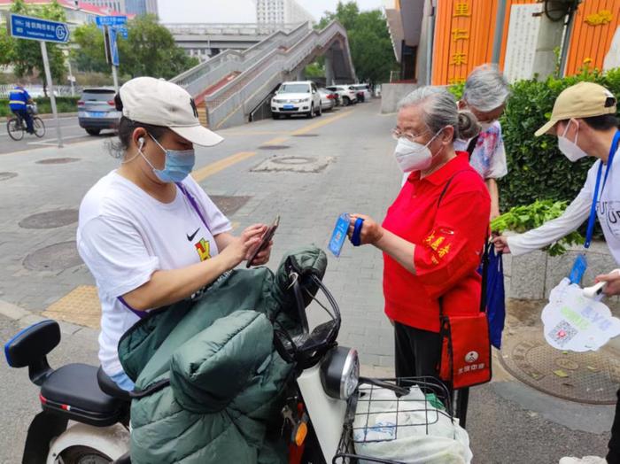 或管控区包围，或紧邻公园机场，这些无疫社区怎么做