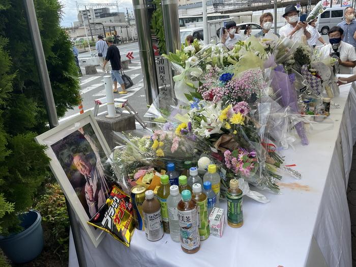 当地时间7月9日,日本奈良大和西大寺附近的街道,当地民众悼念安倍。