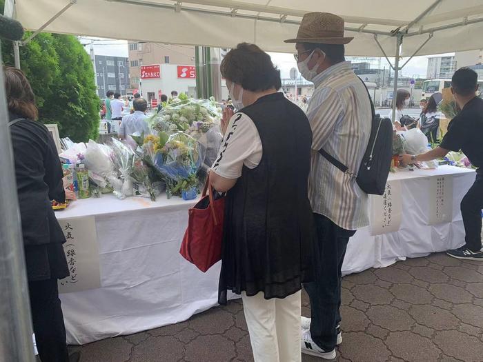 当地时间7月9日,日本奈良大和西大寺附近的街道,当地民众悼念安倍。 本文图片 澎湃新闻记者 陈漠 林宫