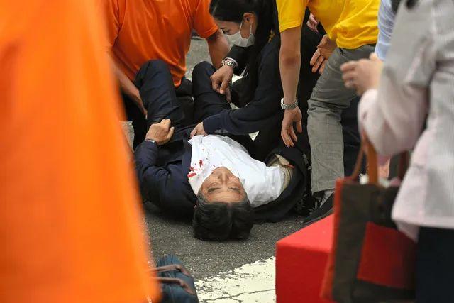 安倍中枪后倒地 图源:朝日新闻