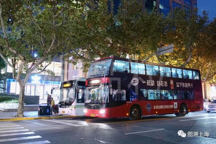 911路区间ZK6116HGS2(Z1B)型行驶于淮海中路,李凯摄