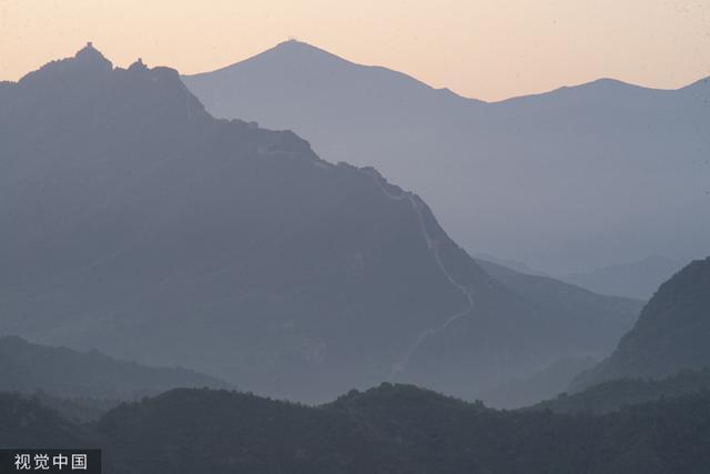 河北承德：日出时分 晨光映照金山岭长城