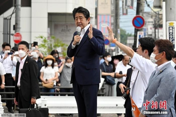 7月8日,日本前首相安倍晋三在奈良市进行演讲时遭到枪击。图为安倍晋三在遭遇枪击前,正在进行街头演讲。图片来源:视觉中国