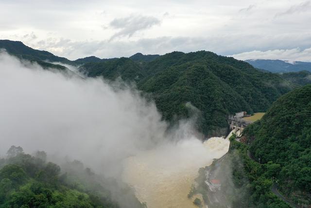 连日强降雨 江西上犹江水库开闸泄洪