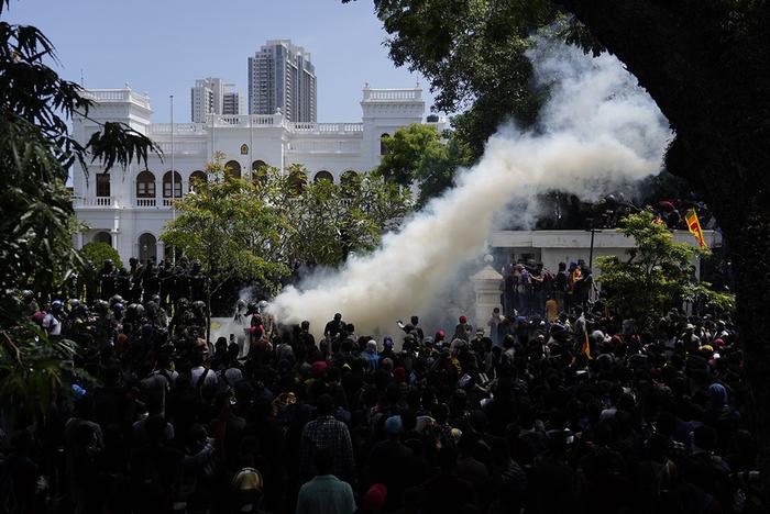 斯里兰卡代总统宣布国家进入紧急状态，抗议者闯入总理办公室