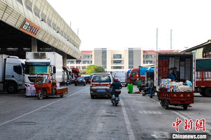 广西南宁：批发市场水果交易忙