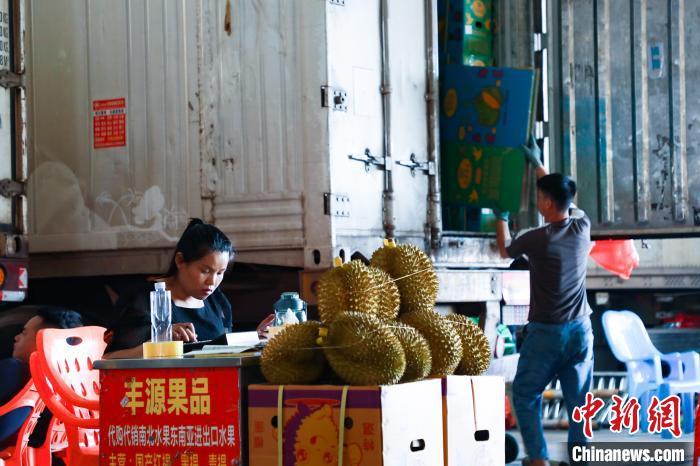 广西南宁：批发市场水果交易忙