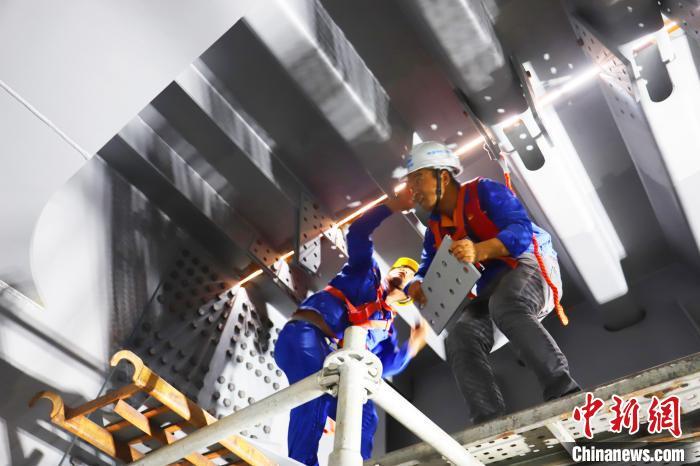 三伏天珠机城际金海大桥建设者挥汗如雨坚守一线