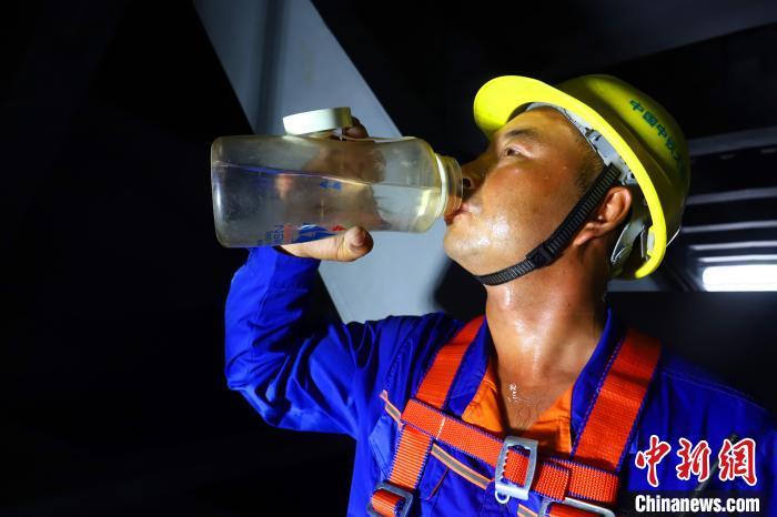 三伏天珠机城际金海大桥建设者挥汗如雨坚守一线