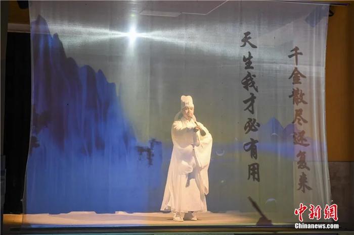 演员吟诵李白的《将进酒》。中新社记者 杨华峰 摄