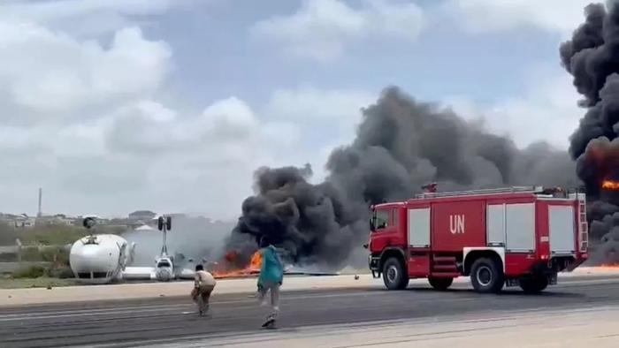 朱巴航空公司客机降落时“倒扣”机场……机上约30人全部安全撤离