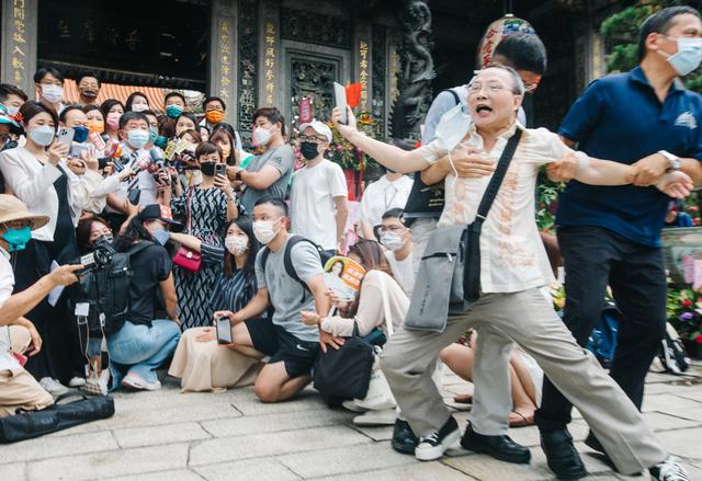 台媒：陈时中去台北万华区道歉时被民众抗议，“冷眼看着他被拖走”