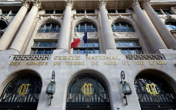 戴鸭舌帽的男子从巴黎北约大楼内偷走机密电脑！