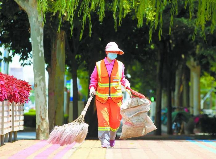 【最新消息】烈日炎炎坚守岗位 他们“炎”值超高