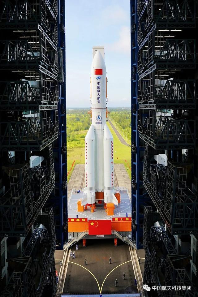 长五B火箭“扛鼎”问天实验舱，当今世界最大单体载人航天器发射成功