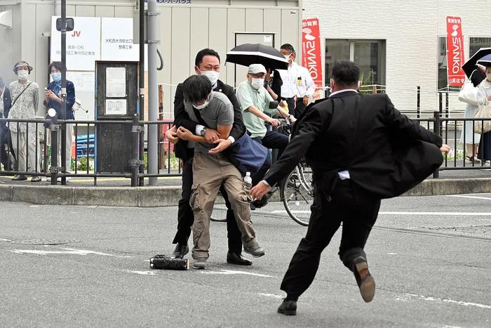 山上彻也袭击安倍晋三现场被捕。图源:视觉中国