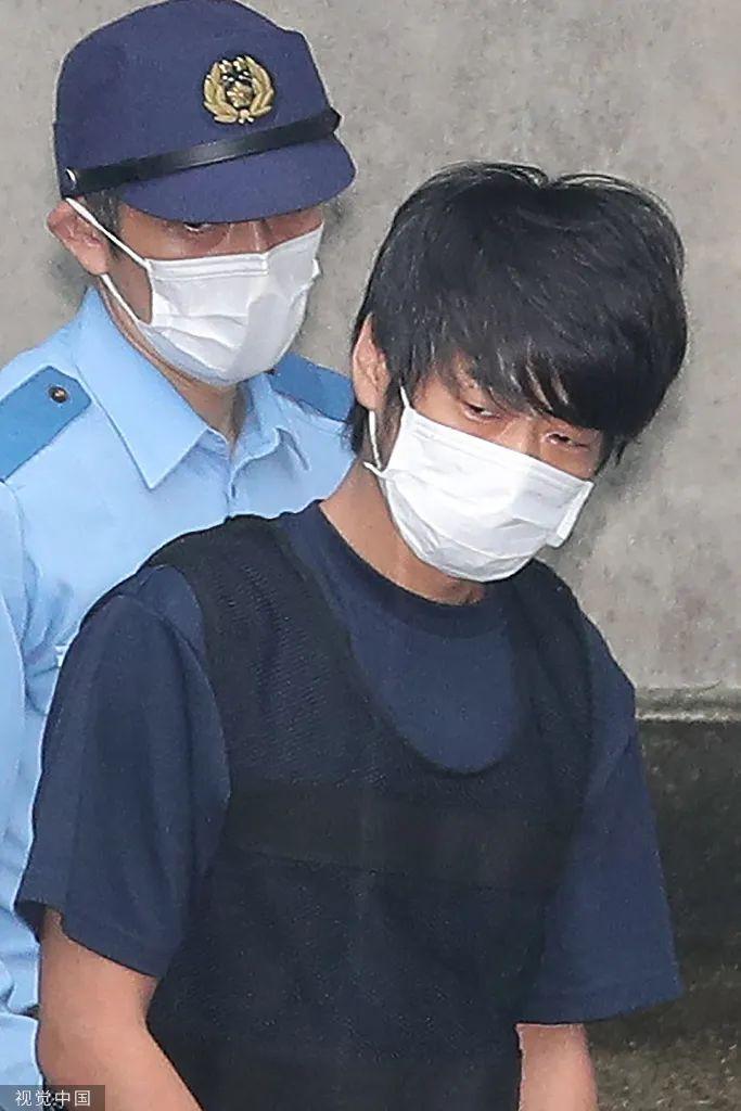日本警方以杀人嫌疑将山上彻也移交检察院。图源:视觉中国