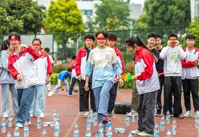 高中生朋友圈发自拍被处分，学校管理不能没边界|新京报快评