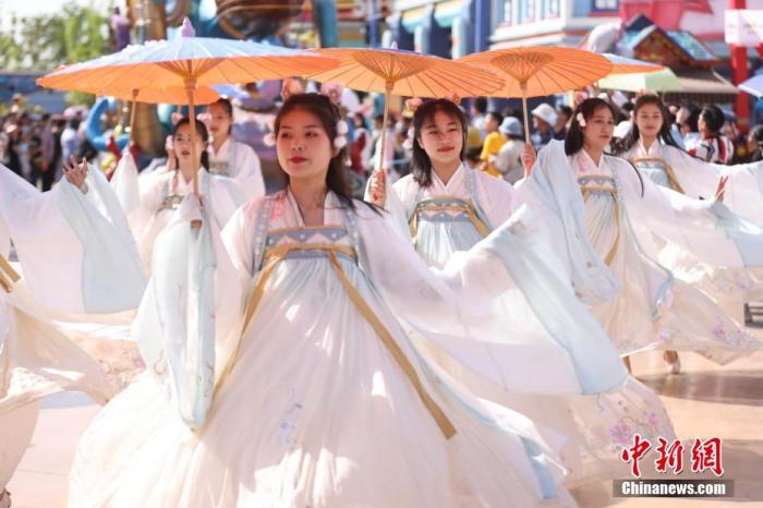 资料图:南京欢乐谷“春日漫裳次元纪”主题巡游,包括汉服大赏、国风音乐会以及Cosplay动漫展示等活动。 泱波 摄