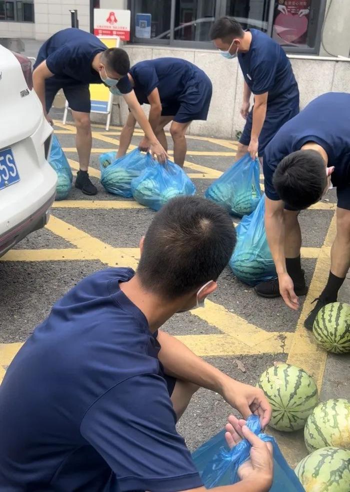 大爷开着三轮冲进消防队，拦都拦不住！网友：这礼送的，没有技巧全是感情……