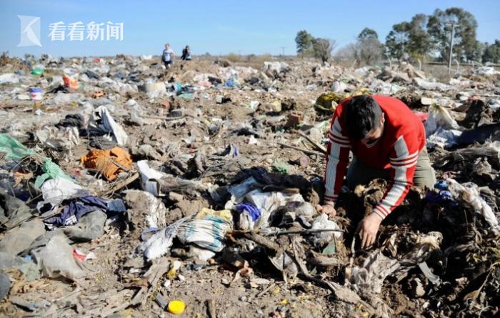 视频｜阿根廷垃圾场挖出大量美钞 民众蜂拥而至寻宝