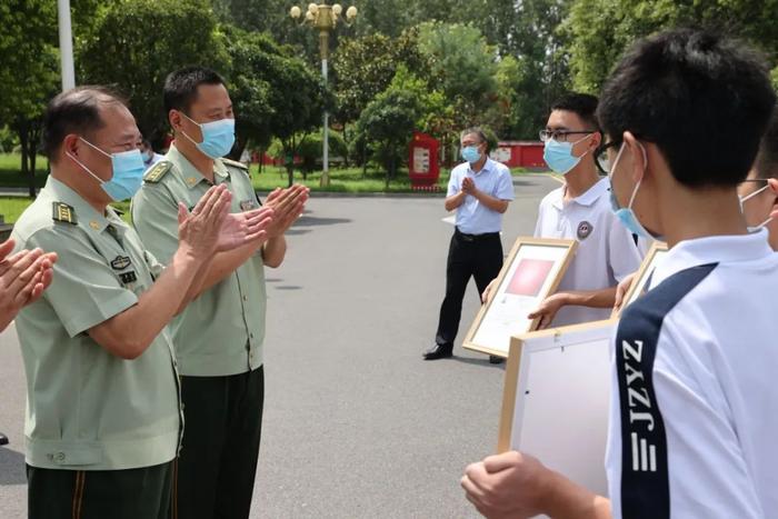 这两天，一群学生拿着录取通知书去了武警部队！