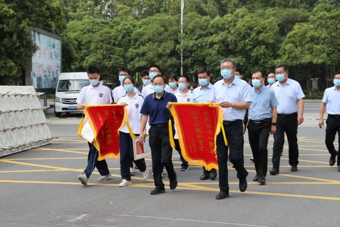 这两天，一群学生拿着录取通知书去了武警部队！