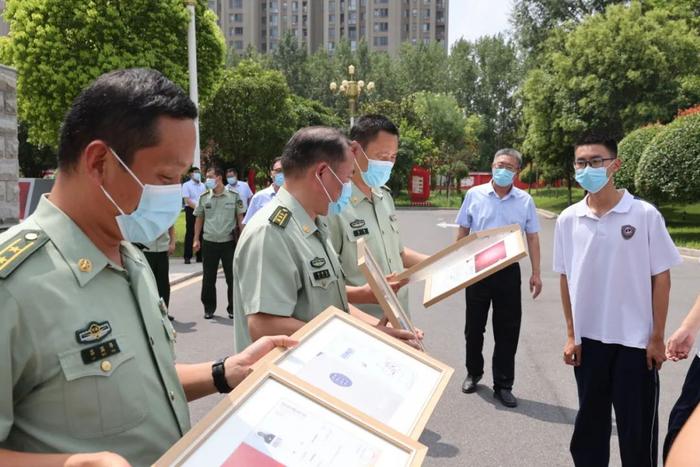 这两天，一群学生拿着录取通知书去了武警部队！