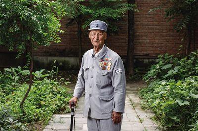 7月30日,昌平区,杨启俊站在家门前。