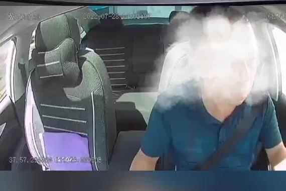 司机驾驶荣威i6电动汽车时，车辆突然失控冲进玉米地……