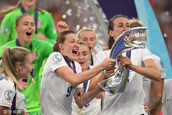 英格兰女足欧洲杯夺冠，但她们的工资仅是英超男球员的1%
