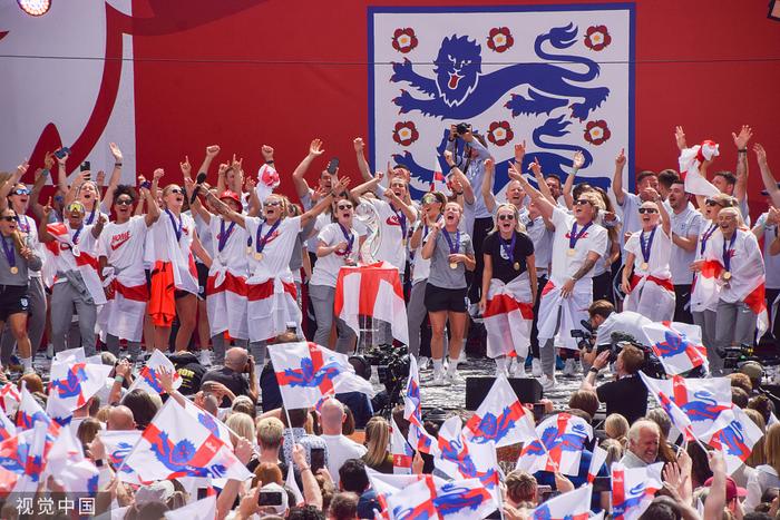英格兰女足欧洲杯夺冠，但她们的工资仅是英超男球员的1%